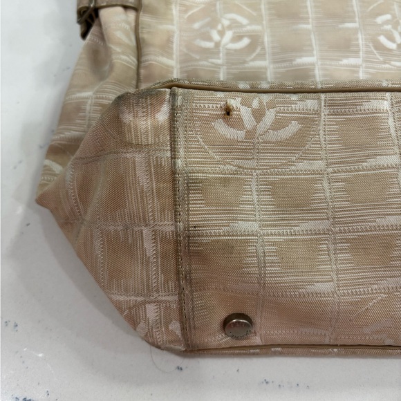 Chic Beige Designer Tote Bag - Picture 5 of 15